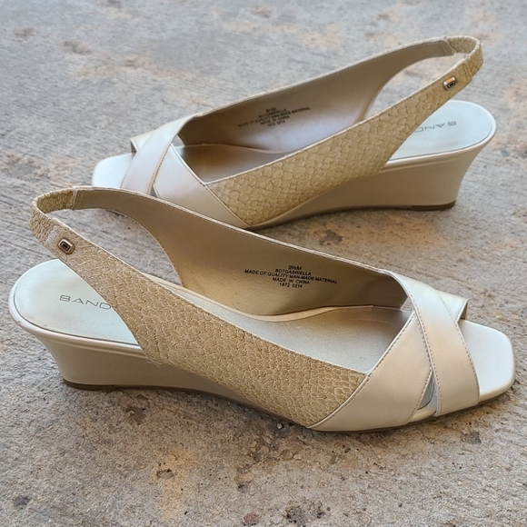 bandolino peep toe wedge